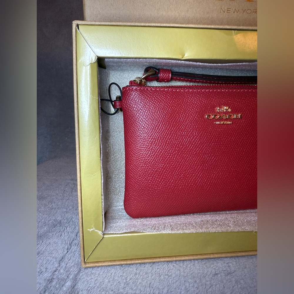 ♥️COACH♥️1941 Red Boxed Leather Corner Zip Wristlet with 2 Charms/NIB - Picture 8 of 10